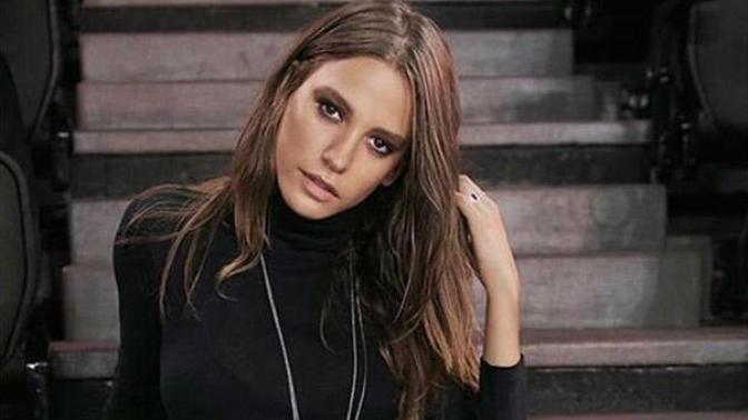 Serenay Sarıkaya'nın saç rengi nedir?