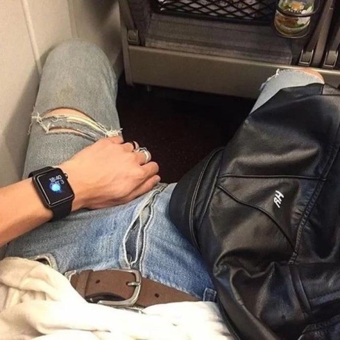 Erkeklerin bacaklarını açarak oturması sexy mi, yoksa iğrenç mi?