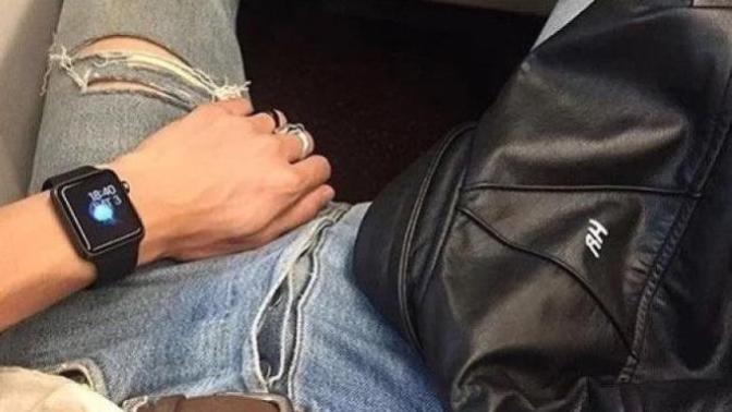 Erkeklerin bacaklarını açarak oturması sexy mi, yoksa iğrenç mi?