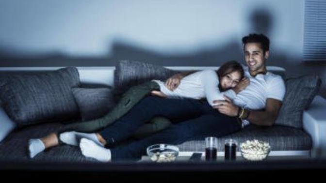 Eşiniz sizi uykunuzdan uyandırıp romantik film izlemek istediğini söylese tepkiniz ne olur?