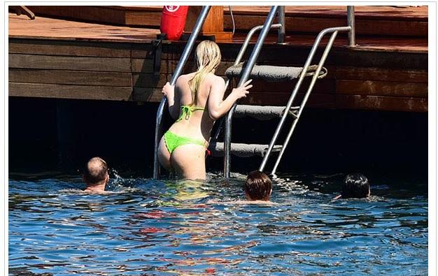 Çocukların sevdiği ünlü şarkıcı Aleyna Tilkinin tangalı bikini giymesi sizce ne kadar doğru?
