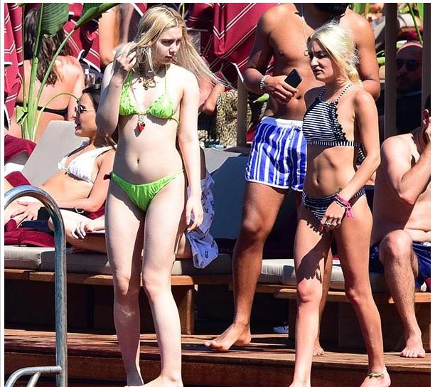 Çocukların sevdiği ünlü şarkıcı Aleyna Tilkinin tangalı bikini giymesi sizce ne kadar doğru?