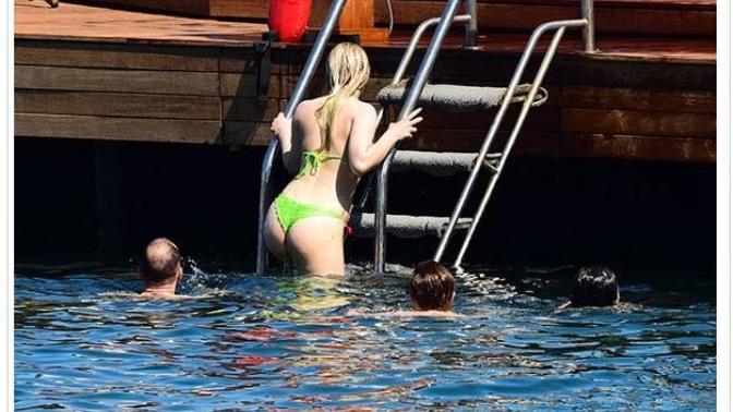 Çocukların sevdiği ünlü şarkıcı Aleyna Tilkinin tangalı bikini giymesi sizce ne kadar doğru?