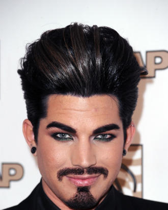Neden yakışıklı erkekler hep gey çıkar ki? Mesela Adam Lambert gibi öfff?
