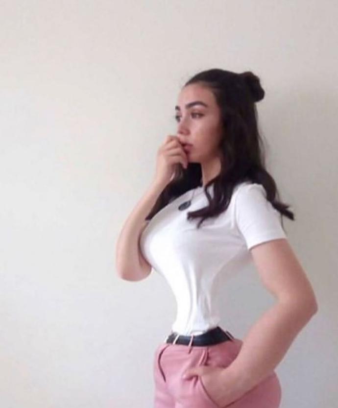 Böyle fiziği olmayan da kendine kız mi diyor?