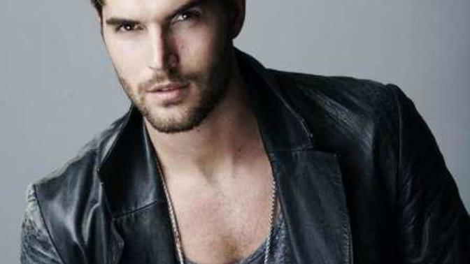 Dünyanın en yakışıklı 100 erkeği yarışında yarı final: Nick Bateman vs Barış Arduç! Hangisi finale çıkar?