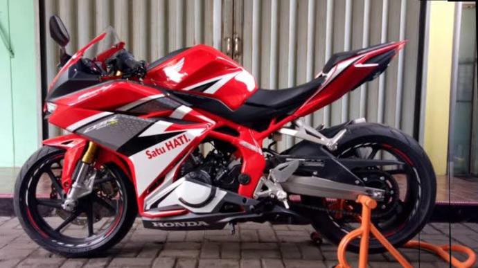 Suzuki GSX R 25 düşünüyorum, Yamaha r25 ve Honda CBR 25 ikisi çok kıyaslanıyor sizce hangisini alıyım?