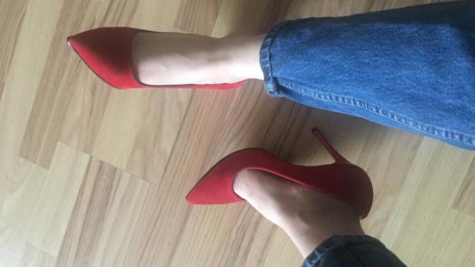 Topuklu ayakkabı bşr numara sıkıyor önden, bisey olur mu?