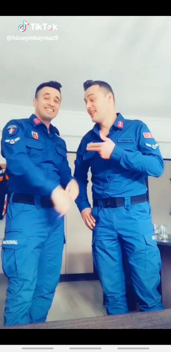 Askeri personelin resmi üniforma ile tiktok olmasına ne diyorsunuz?