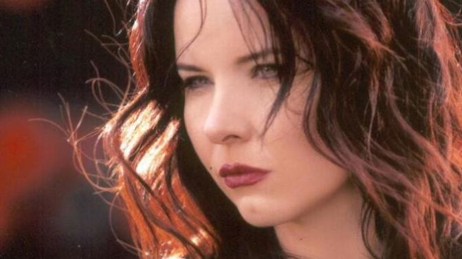 Bir kadin olarak rock muzigin kralicesi Sebnem Ferah'in goguslerinin guzelligini kiskaniyorum, acaba sirri nedir?