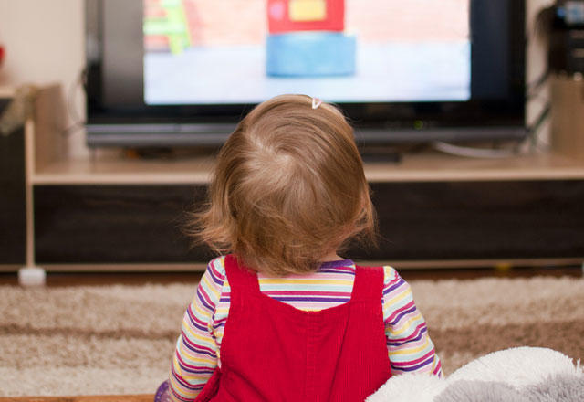 Çocuklar günde en fazla ne kadar süre televizyon izlemeli?