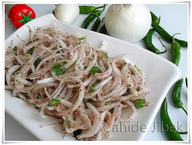 Sumak en çok soğan salatasına mı yoksa çoban salatasına mı daha çok yakışıyor? 