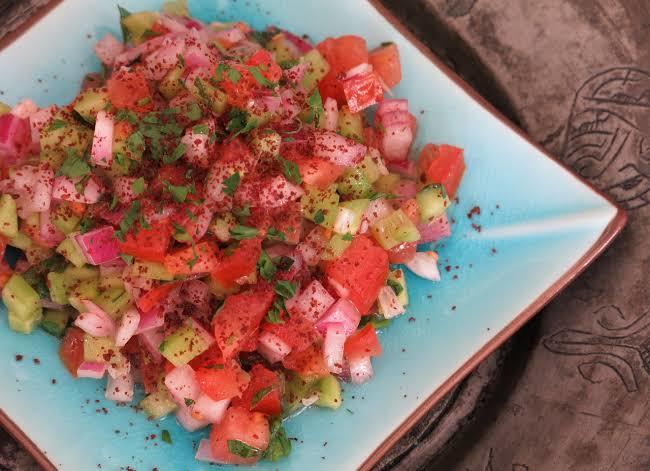 Sumak en çok soğan salatasına mı yoksa çoban salatasına mı daha çok yakışıyor? 