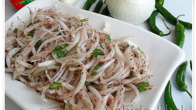 Sumak en çok soğan salatasına mı yoksa çoban salatasına mı daha çok yakışıyor?