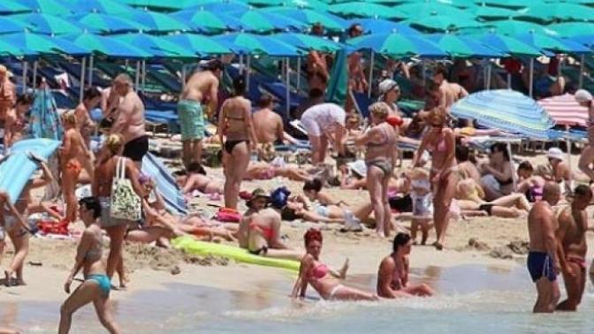 Millet para yok diye ağlıyor. Ama tatilde oteller tıklım tıklım sizce ülkemizin ekonomisi çok mu iyi?