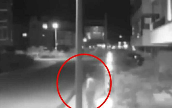 Bir insan elektrik diregine neden hallenir? Bu nasil bir yokluktur?
