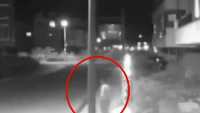 Bir insan elektrik diregine neden hallenir? Bu nasil bir yokluktur?