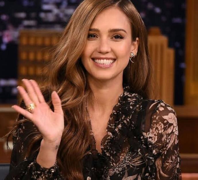 En güzel kim - Barbara Palvin, Jessica Alba veya Adriana Lima?