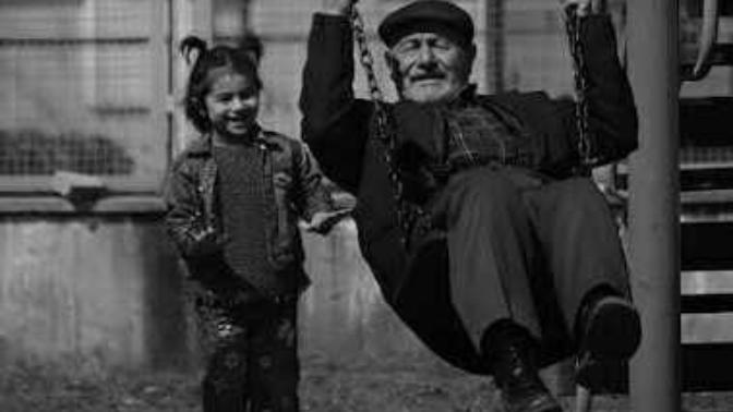 Çocukluğunu düşününce ilk aklına gelen anı veya hatıra nedir?
