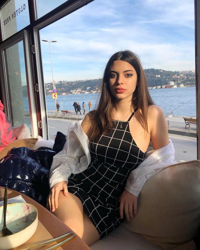 Bu kız güzel mi ortalama mı çirkin mi?