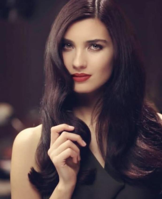 Tuba Büyüküstün mü Serenay Sarıkaya mı daha güzel?