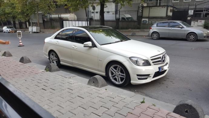 Kızlar, Sizce beyaz yerine siyah mı alsaydım? Beyaz daha asil gibi duruyor sanki değil mi?