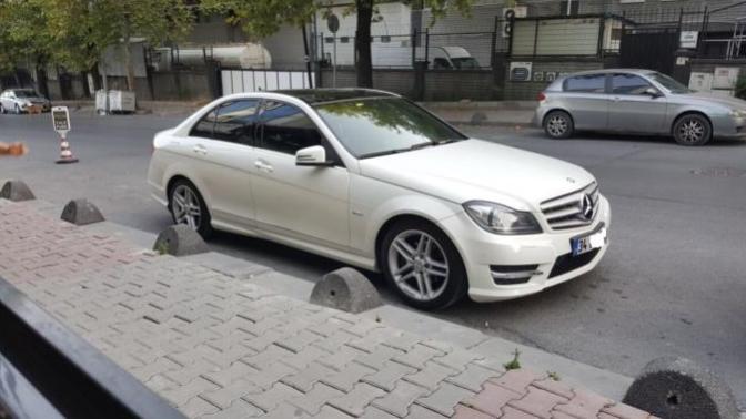 Kızlar, Sizce beyaz yerine siyah mı alsaydım? Beyaz daha asil gibi duruyor sanki değil mi?