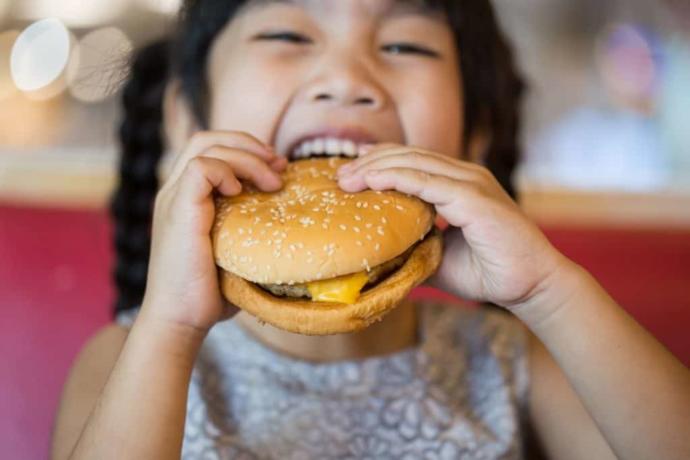 hamburger yiyen çocuk