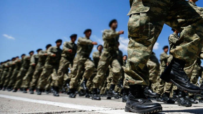 Askere giden ünlüler arasından askerlik en çok hangisine yakışmış?
