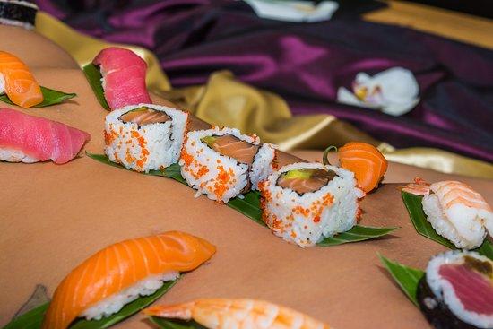 Göbekte sushi sunan mekanlar ilgi odağı! Peki sen kimsenin göbeğinden sushi yer misin?