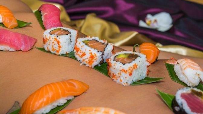 Göbekte sushi sunan mekanlar ilgi odağı! Peki sen kimsenin göbeğinden sushi yer misin?