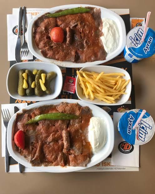 İskenderin yanında ayran içmek görgüsüzlük müdür?