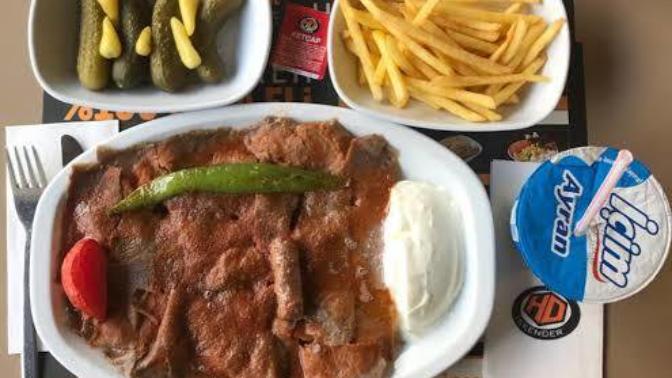 İskenderin yanında ayran içmek görgüsüzlük müdür?