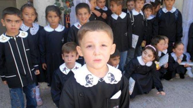 İlkokula giderken; mavi önlük mü giydiniz, siyah önlük mü?