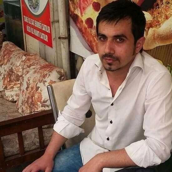 Gömlek kolunu kıvıran erkekler çok çekici değil mi?