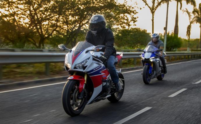 Bu motorcu eldivenlerinden hangisi daha güzel?