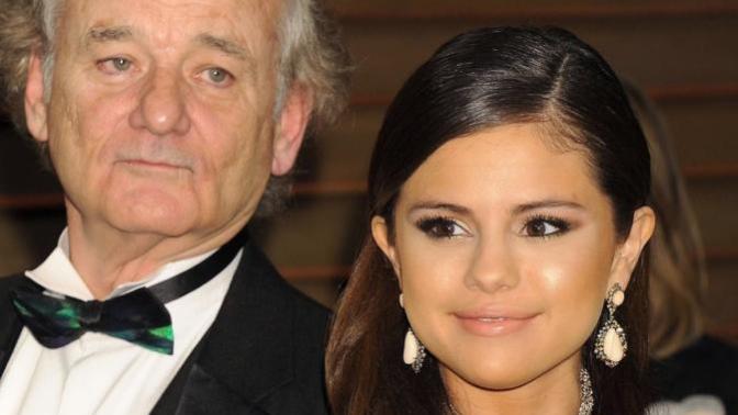 Selena Gomez, neden 70'lik adamla fan fin fon yapıyor?
