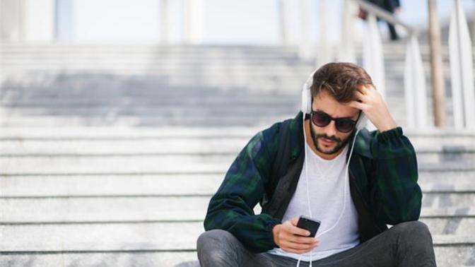 Erkekler de İnstagram hikayesine kimler bakmış diye ikide bir bakıyor mu?