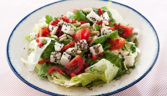 Bugünlük de böyle olsun 🌸 peynirli salata mı, mısırlı salata mı?