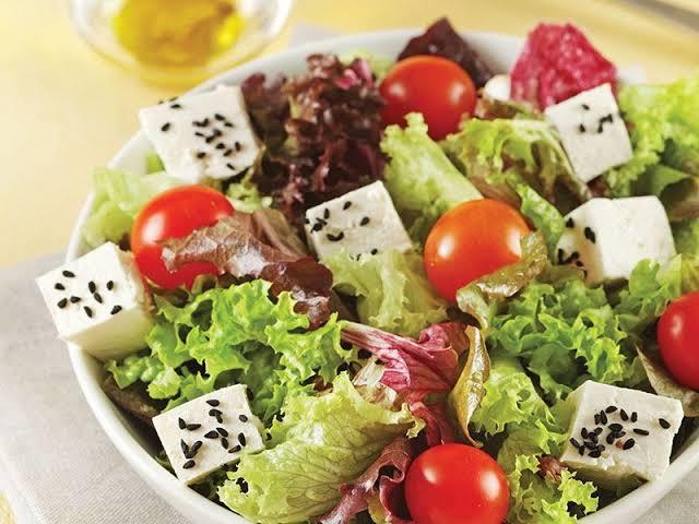 Bugünlük de böyle olsun 🌸 peynirli salata mı, mısırlı salata mı?