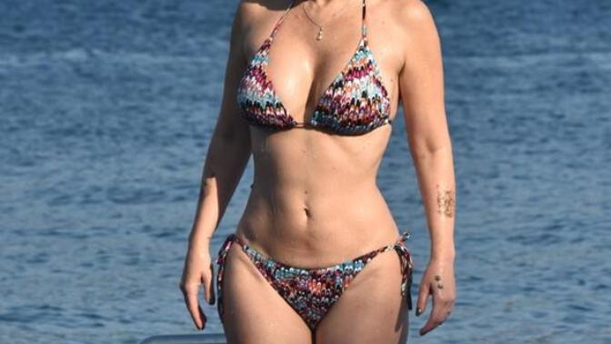 Ömür Gedik bikini sezonunu açtı.. Siz kendisinin fiziğini beğeniyor musunuz?