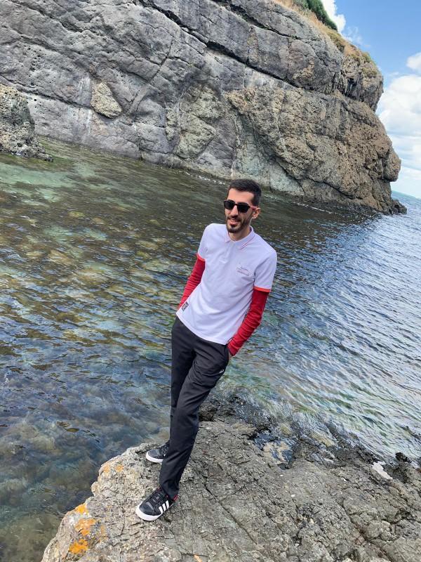 Gözlük takan erkekleri yakışıklı buluyor musunuz?
