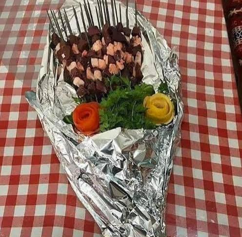 Sevgilimden çiçek istedim. Ciğer gönderdi. Ayrılmalı mıyım?