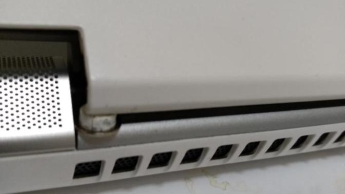 Laptopumun menteşe yuvaları kırıldı. Nasıl tamir ederim?