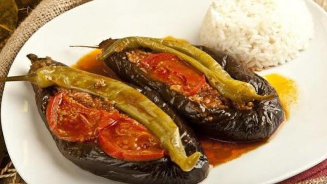 Misafirler geldi.. yemek olarak İmam bayıldı mı yapalım Karnıyarık mı?