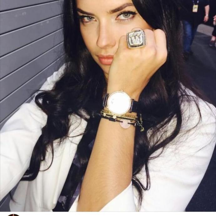 Tüylerini almaması Adriana Lima'nın güzelliğinden bir şey götürmüş mü?