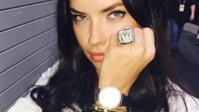 Tüylerini almaması Adriana Lima'nın güzelliğinden bir şey götürmüş mü?