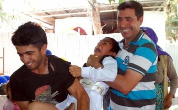Geç yaşta sünnete zorlandınız mı neler hissettiniz olurken. Kaçmaya çalıştınız mı nasıl zaptedebildiler?
