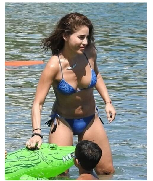 Irmak Ünal sportif fit vücudu ile plajda dikkat çekti.. Kendisinin fiziğini beğeniyor musunuz?