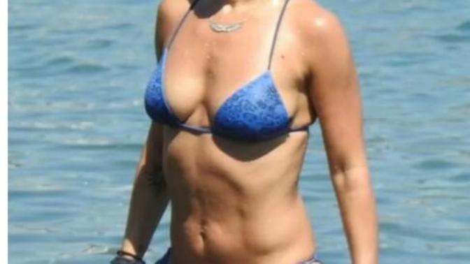 Irmak Ünal sportif fit vücudu ile plajda dikkat çekti.. Kendisinin fiziğini beğeniyor musunuz?